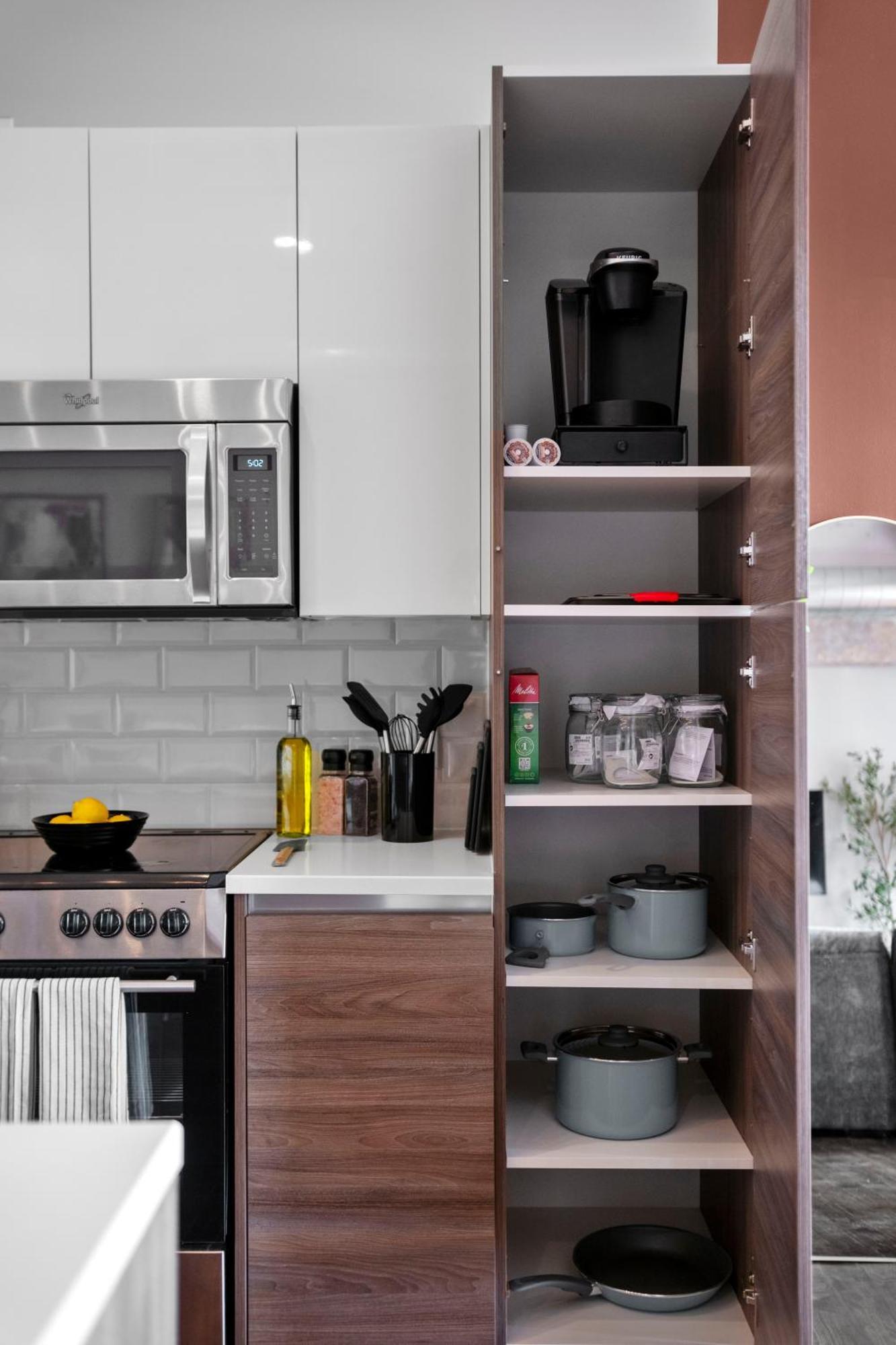 Bright And Modern Downtown Loft With Skyline Views, Free Valet, Gym Apartment *
