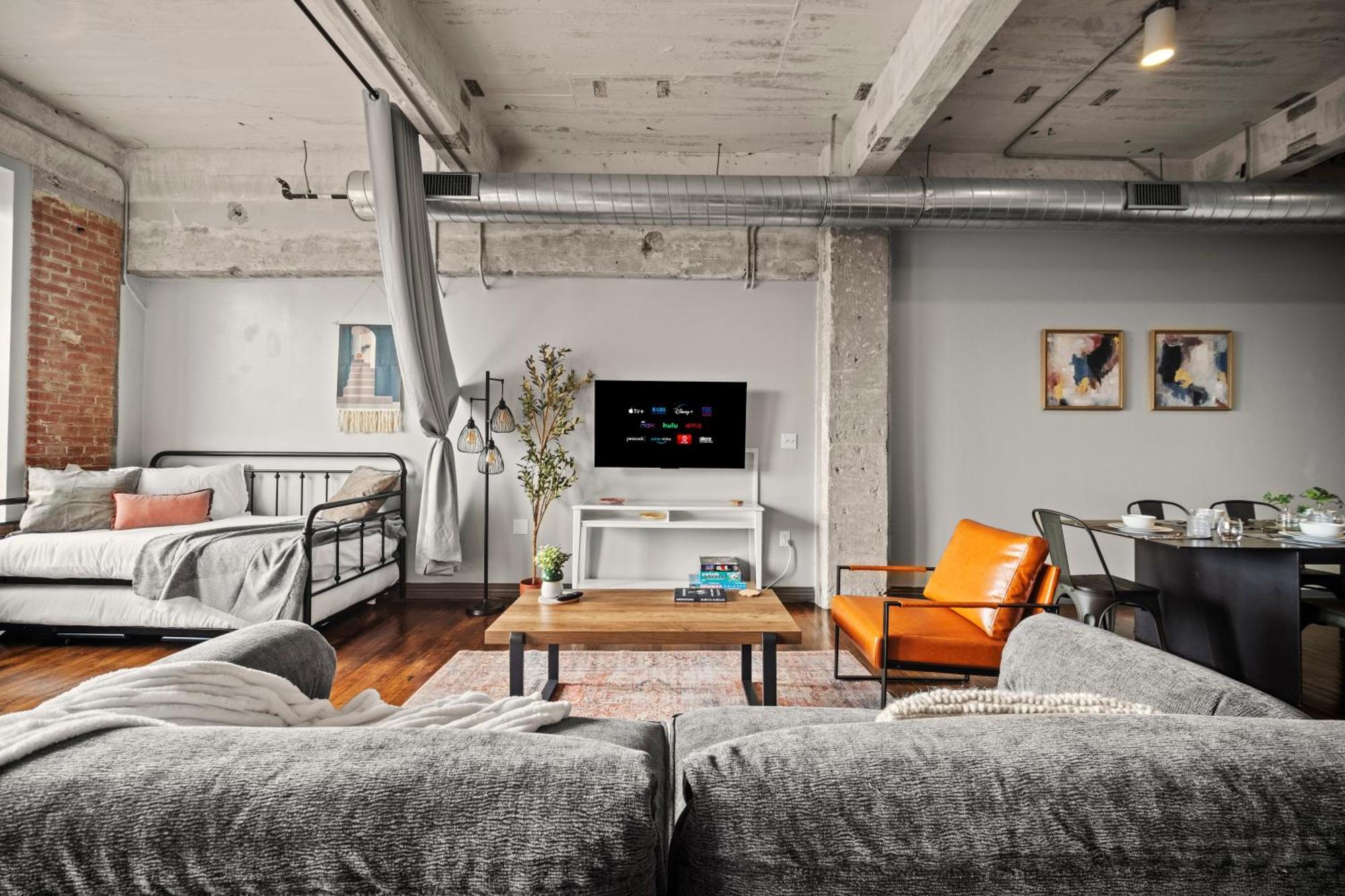Bright And Modern Downtown Loft With Skyline Views, Free Valet, Gym Dallas