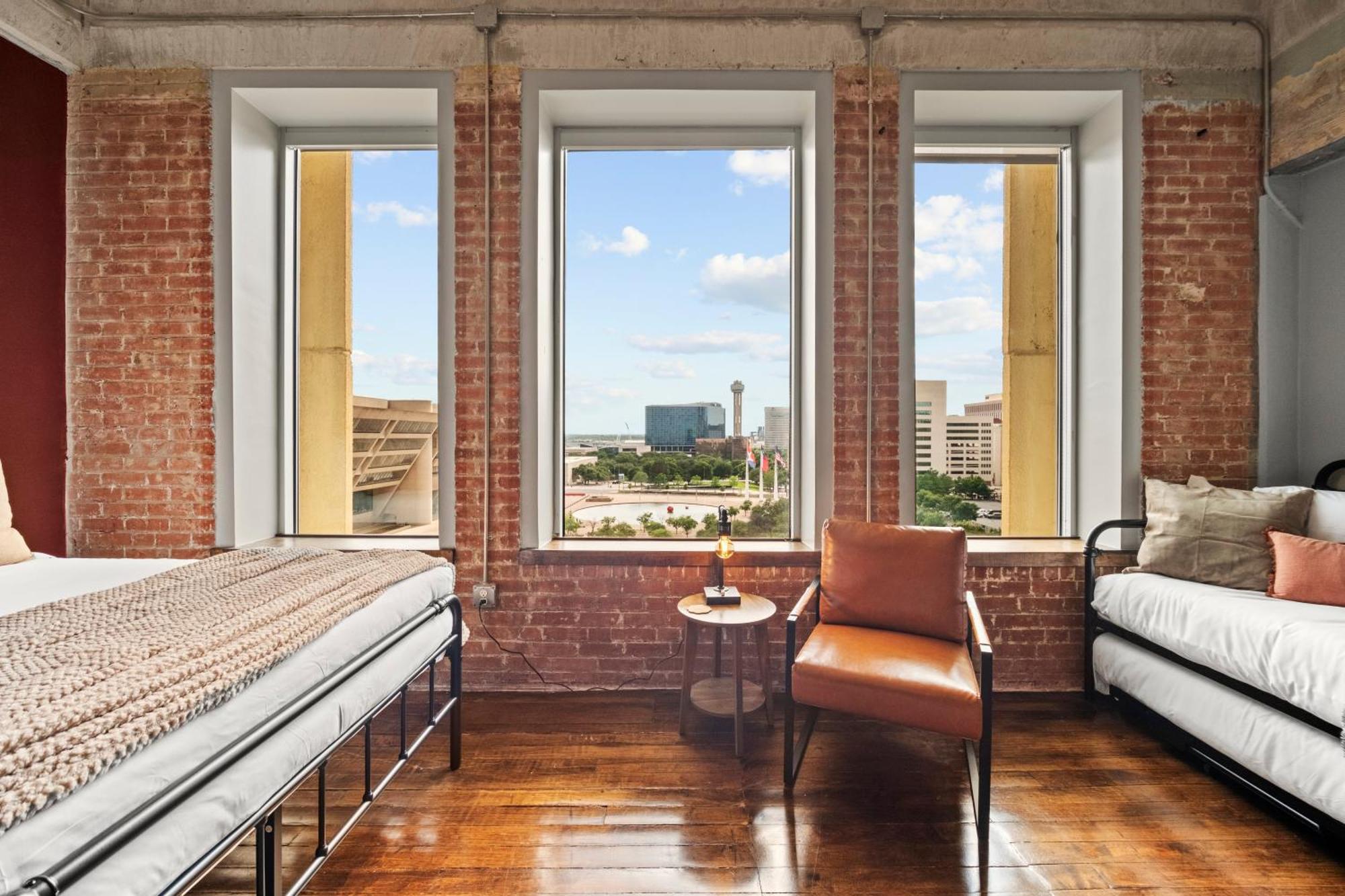 Bright And Modern Downtown Loft With Skyline Views, Free Valet, Gym