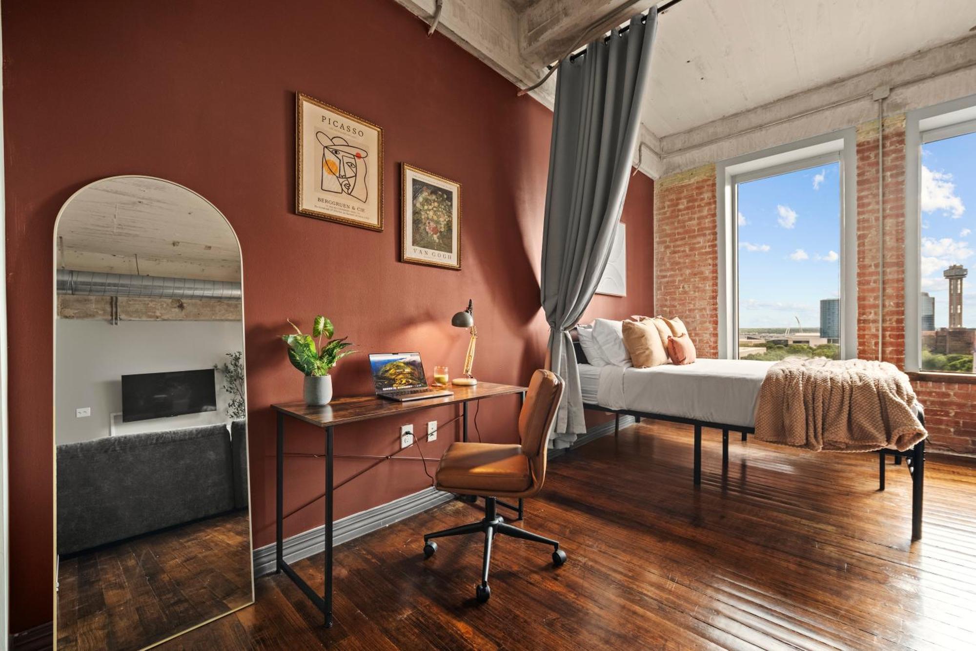 Bright And Modern Downtown Loft With Skyline Views, Free Valet, Gym Apartment
