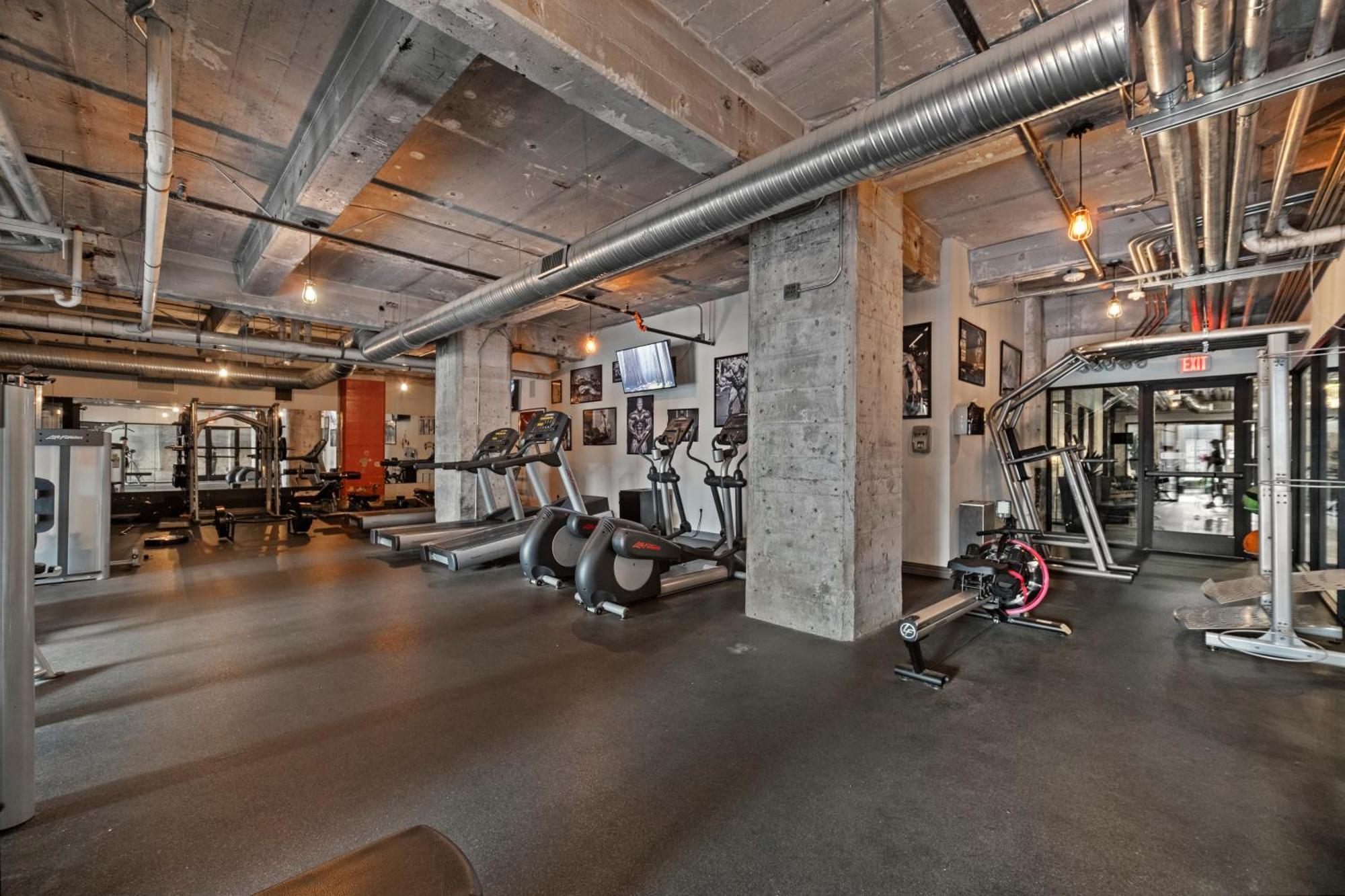 Bright And Modern Downtown Loft With Skyline Views, Free Valet, Gym Apartment *