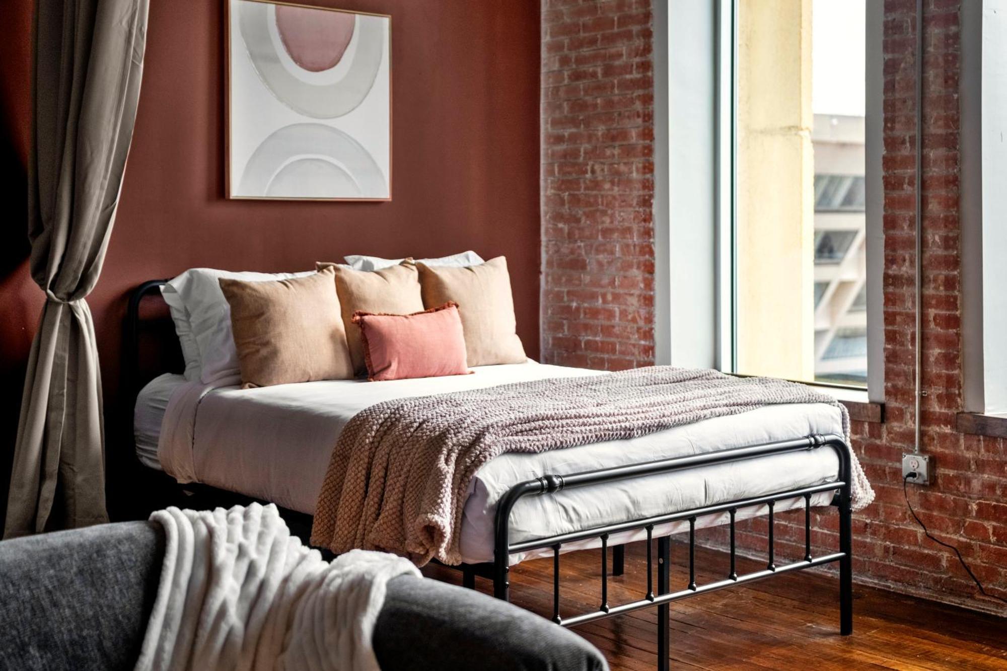 Bright And Modern Downtown Loft With Skyline Views, Free Valet, Gym Apartment