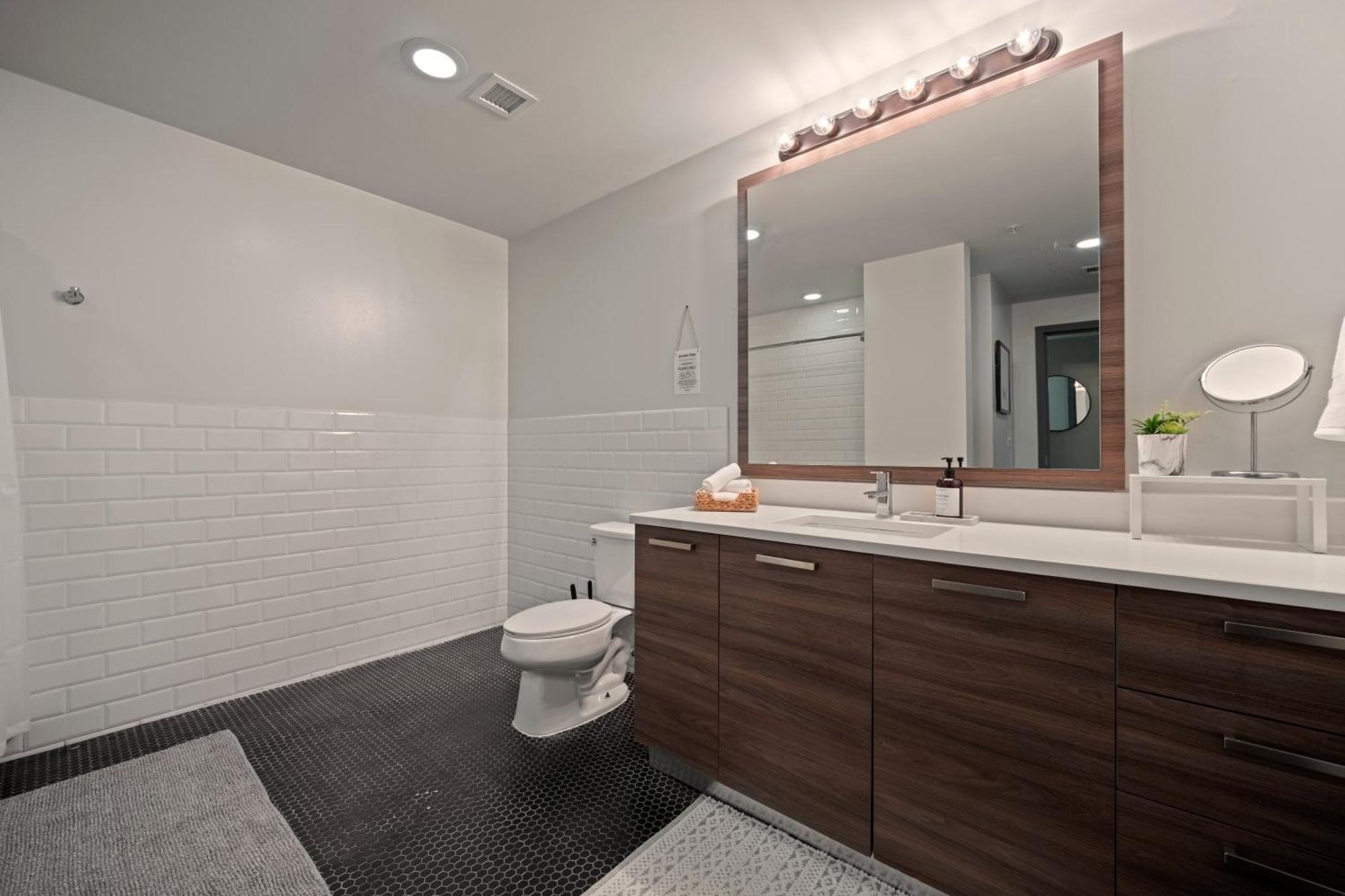 Apartment Bright And Modern Downtown Loft With Skyline Views, Free Valet, Gym