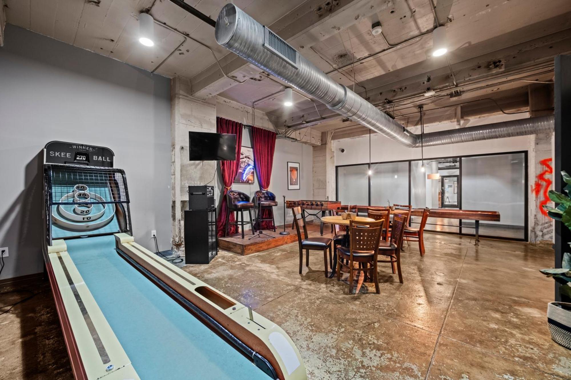 Bright And Modern Downtown Loft With Skyline Views, Free Valet, Gym Apartment Dallas
