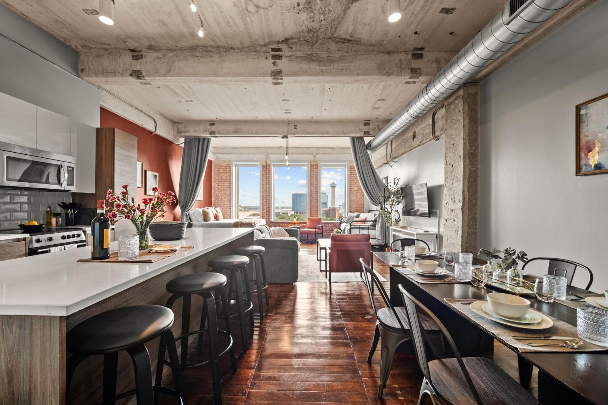 Bright And Modern Downtown Loft With Skyline Views, Free Valet, Gym