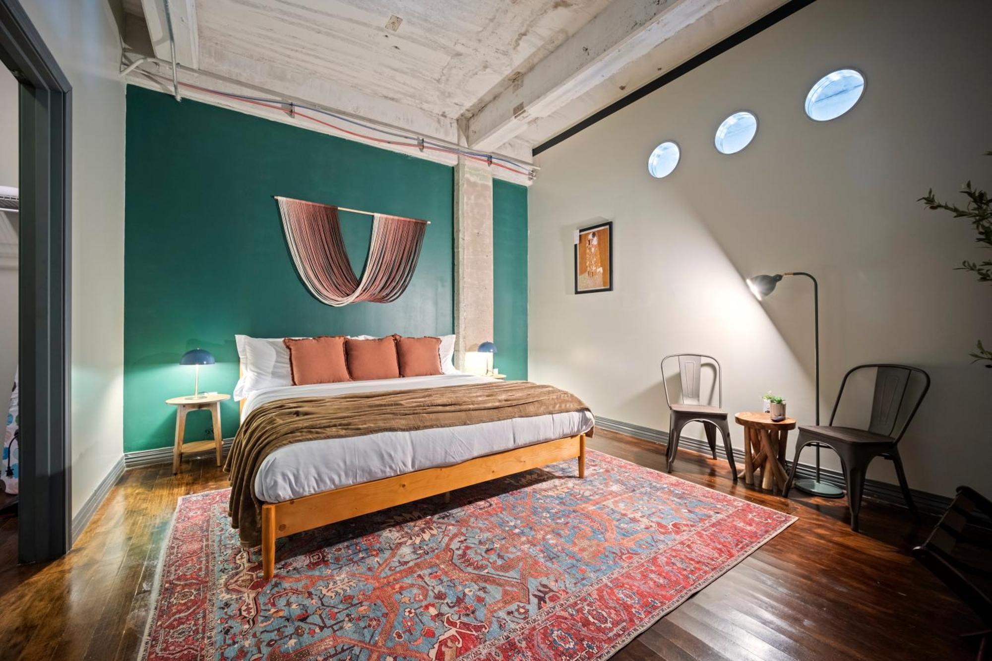 Bright And Modern Downtown Loft With Skyline Views, Free Valet, Gym Apartment Dallas
